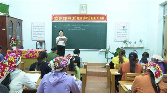 Một lớp học xóa mù chữ tại Đắk Nông. (Ảnh: TTXVN phát) Quy định về đánh giá học viên học chương trình xóa mù chữ ảnh 1