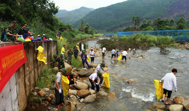 Nhân dân biên giới Việt-Trung cùng vệ sinh môi trường dọc tuyến sông ảnh 2