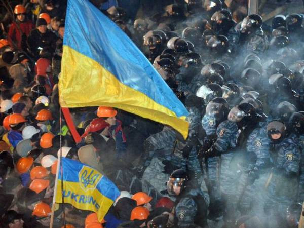 Hàng trăm nghìn người Ukraine đụng độ với cảnh sát ảnh 1