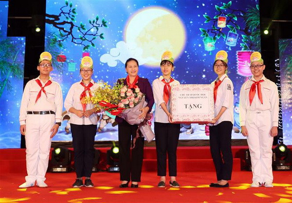 Chủ tịch Quốc hội dự Đêm hội trăng rằm với thiếu nhi thủ đô ảnh 2