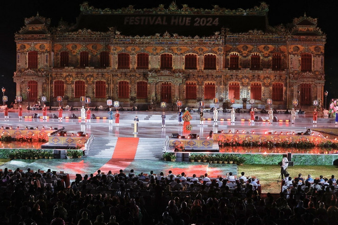 Tiết mục văn nghệ chào mừng Lễ khai mạc. (Ảnh: Minh Quyết/TTXVN) ttxvn_festival_nghe_thuat_quoc_te_hue_2024.jpg