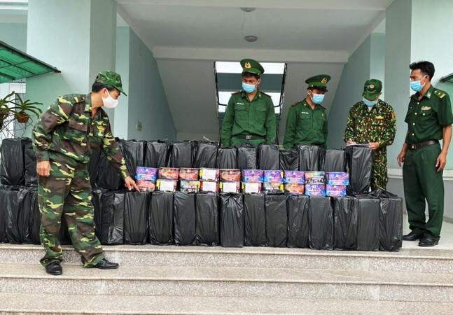 Tây Ninh: Thu giữ gần 1 tấn pháo vận chuyển trái phép qua biên giới ảnh 1