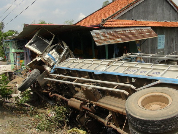 Đồng Tháp: Xe tải đâm vào nhà dân, hai người bị thương ảnh 1