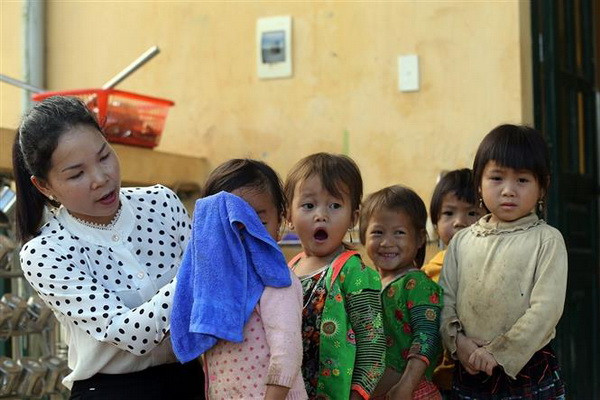 Cô Miên vệ sinh cá nhân cho từng em nhỏ khi đến lớp. (Ảnh: Phan Tuấn Anh/TTXVN) Chuyện về các cô giáo cắm bản nơi ''đỉnh trời'' Pú Vang ảnh 3
