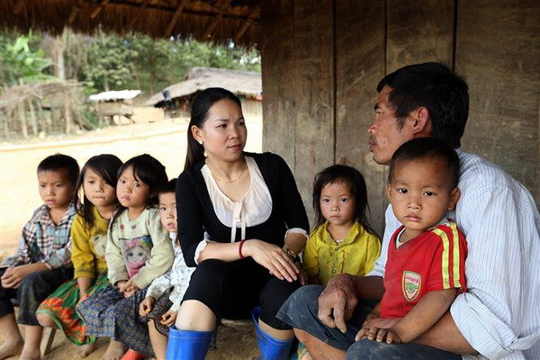 Cô Miên đến từng nhà động viên bố mẹ các em đưa con tới trường. (Ảnh: Phan Tuấn Anh/TTXVN) Chuyện về các cô giáo cắm bản nơi ''đỉnh trời'' Pú Vang ảnh 2