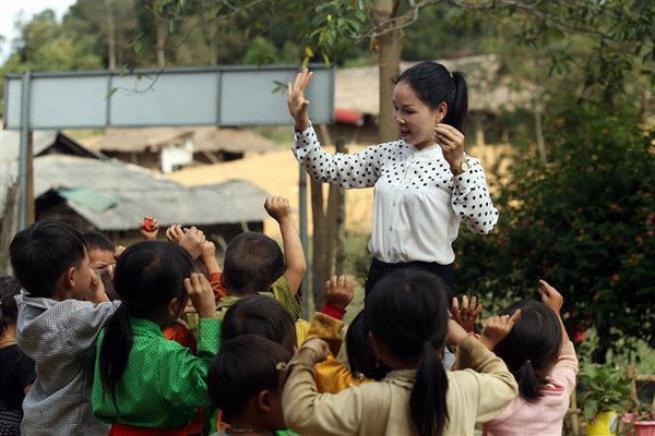 Cô Miên dạy cho các em nhỏ trường Mầm non số 2 Mường Mươn. (Ảnh: Phan Tuấn Anh/TTXVN) Chuyện về các cô giáo cắm bản nơi ''đỉnh trời'' Pú Vang ảnh 1