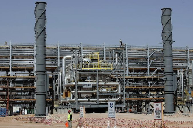 Một cơ sở lọc dầu tại Al-Khurais, Saudi Arabia. (Ảnh: AFP/TTXVN) UAE khẳng định sát cánh cùng Saudi Arabia đối phó mọi thách thức ảnh 1
