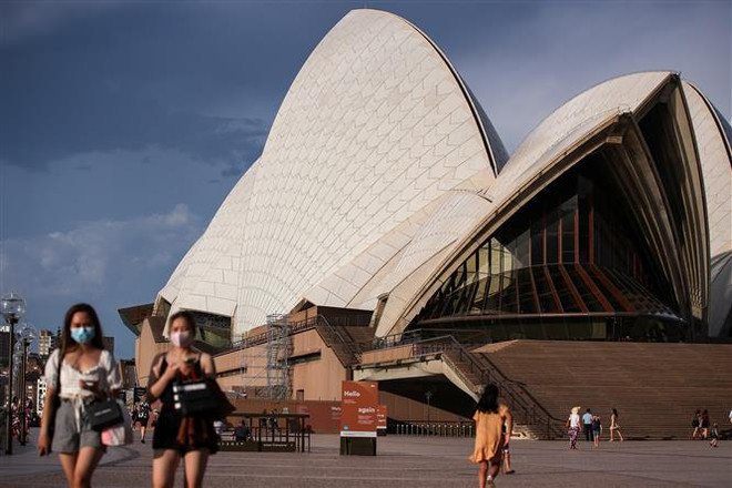 Người dân đeo khẩu trang phòng lây nhiễm COVID-19 tại Sydney, Australia. (Ảnh: THX/TTXVN) Australia sẽ nới lỏng giới hạn lượng khách quốc tế được phép nhập cảnh ảnh 1