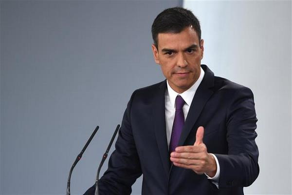 Thủ tướng Tây Ban Nha Pedro Sanchez trong một cuộc họp báo tại Madrid. (Nguồn: AFP/TTXVN) Tây Ban Nha: Đảng Xã hội cầm quyền giữ lợi thế trước tổng tuyển cử ảnh 1