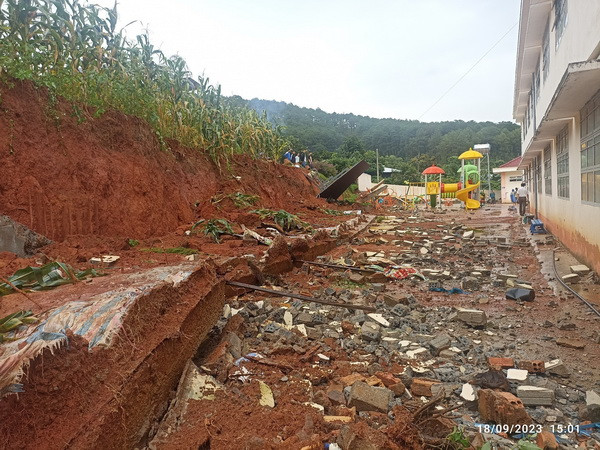 Lâm Đồng: Đổ tường rào trường Tiểu học khi đang mưa lớn, gió giật mạnh ảnh 1