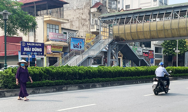 Hà Nội xử lý trường hợp ''phớt lờ'' cầu bộ hành, băng qua đường ảnh 1