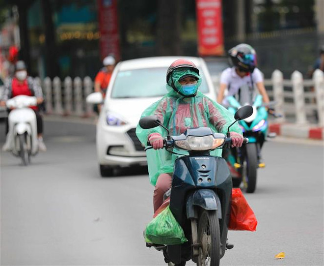 Các chuyên gia khí tượng cảnh báo mưa dông kèm theo các hiện tượng lốc, sét, mưa đá và gió giật mạnh. (Ảnh: Thanh Tùng/TTXVN) Không khí lạnh tràn xuống, Bắc Bộ có mưa rào và dông rải rác ảnh 1