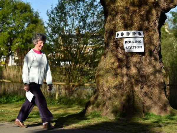 Cử tri Anh bỏ phiếu bầu nghị viện trong ngày "Siêu Thứ Năm" ảnh 1