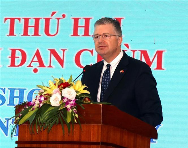 Đại sứ Hoa Kỳ viếng Nghĩa trang Liệt sỹ Quốc gia Trường Sơn ảnh 1