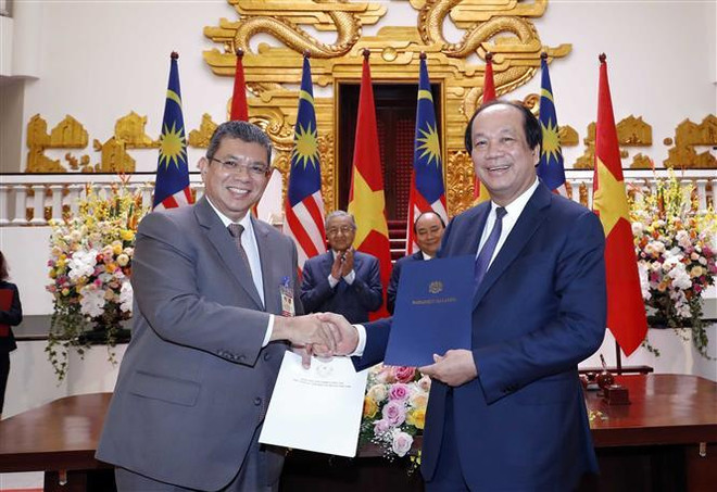 Thủ tướng Nguyễn Xuân Phúc và Thủ tướng Malaysia Mahathir Mohamad chứng kiến Lễ ký trao đổi thư của Chủ tịch Hạ viện Malaysia và Chủ tịch Quốc hội Việt Nam về thành lập Nhóm Nghị sỹ Hữu nghị Malaysia-Việt Nam. (Ảnh: Thống Nhất/TTXVN) Toàn văn Tuyên bố chung giữa hai nước Việt Nam và Malaysia ảnh 1