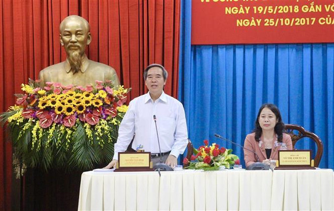 Trưởng Ban Kinh tế Trung ương Nguyễn Văn Bình phát biểu tại buổi làm việc. (Ảnh: Thanh Sang/TTXVN) Đoàn kiểm tra của Bộ Chính trị làm việc với Thường vụ Tỉnh ủy An Giang ảnh 1