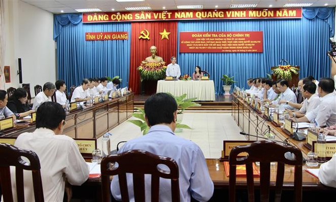 Quang cảnh buổi làm việc. (Ảnh: Thanh Sang/TTXVN) Đoàn kiểm tra của Bộ Chính trị làm việc với Thường vụ Tỉnh ủy An Giang ảnh 2