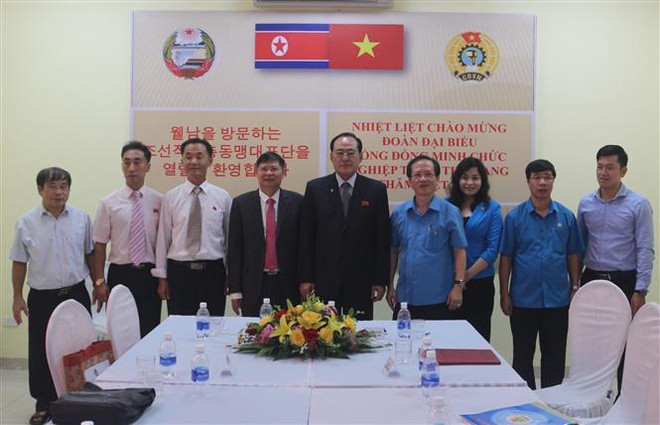 Các đại biểu chụp ảnh lưu niệm. (Ảnh: Thanh Tuấn/TTXVN) Đoàn đại biểu Triều Tiên thăm Dự án Thiết chế Công đoàn tại Hà Nam ảnh 2
