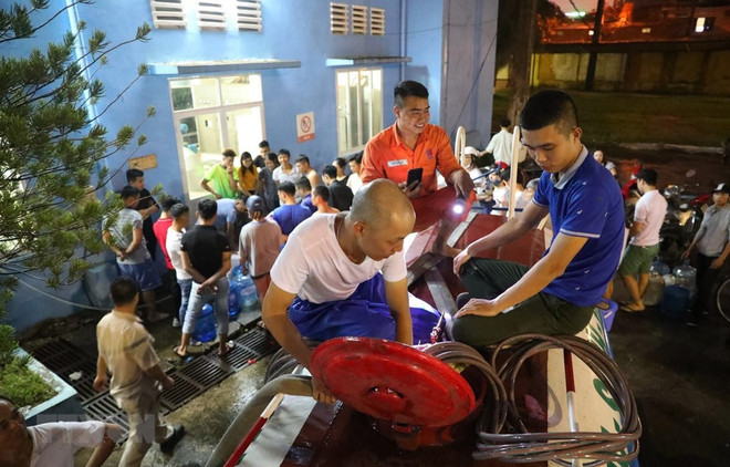 Nhà máy nước Hạ Đình (Hà Nội) cung cấp nước sạch cho các khu dân cư sau sự cố nước sông Đà nhiễm dầu. (Ảnh: Thành Đạt/TTXVN) Hà Nội yêu cầu nghiên cứu phương án ứng phó tình huống thiếu nước sạch ảnh 1