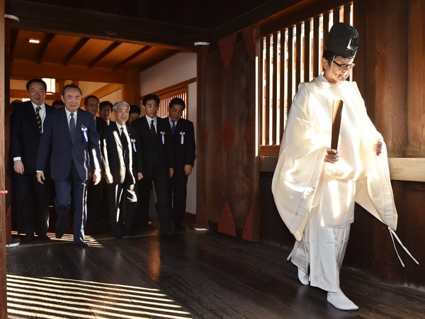 Hơn 100 nghị sỹ của Nhật Bản đến viếng ngôi đền Yasukuni ảnh 1