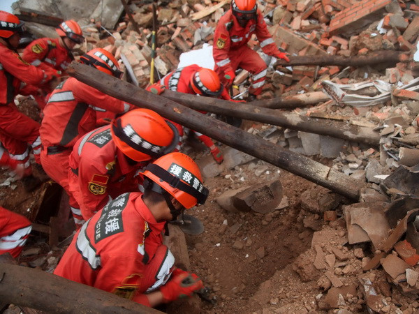 Trung Quốc đưa hàng nghìn binh sỹ tới khu vực xảy ra động đất ảnh 1