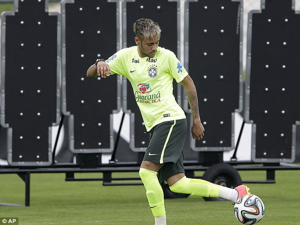 Neymar xuống tóc ăn mừng chiến thắng trận mở màn ảnh 1