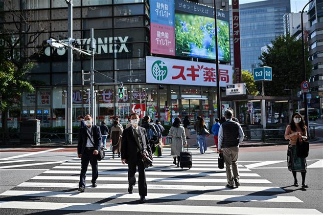 Trên một đường phố ở Tokyo, Nhật Bản. (Ảnh: AFP/TTXVN) Dịch COVID-19: Nhật Bản cân nhắc duy trì tình trạng khẩn cấp ảnh 1