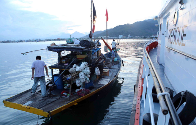 Lai dắt an toàn tàu cá bị nạn cùng 10 thuyền viên cập bờ Quy Nhơn ảnh 1