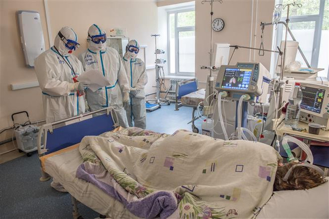 Nhân viên y tế điều trị cho bệnh nhân COVID-19 tại bệnh viện ở Tver, Nga. (Ảnh: THX/TTXVN) Nga chuẩn bị tung ra thị trường thuốc điều trị COVID-19 thể nhẹ ảnh 1