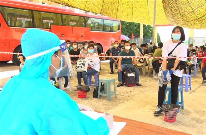Công dân thực hiện khai báo y tế. (Ảnh: Đinh Tuấn/TTXVN) Việt Nam không thêm ca mắc mới, BN 91 sẽ sớm được ra viện và về nước ảnh 1