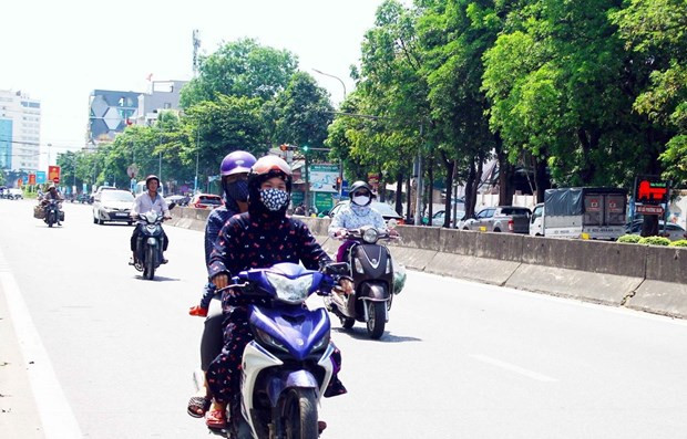 Người dân đều trang bị khẩu trang và mặc áo chống nắng kín khi di chuyển trên đường trong thời tiết nắng nóng. (Ảnh: Tá Chuyên/TTXVN) Nắng nóng gia tăng ở Bắc Bộ, Trung Bộ, có nơi đặc biệt gay gắt ảnh 1