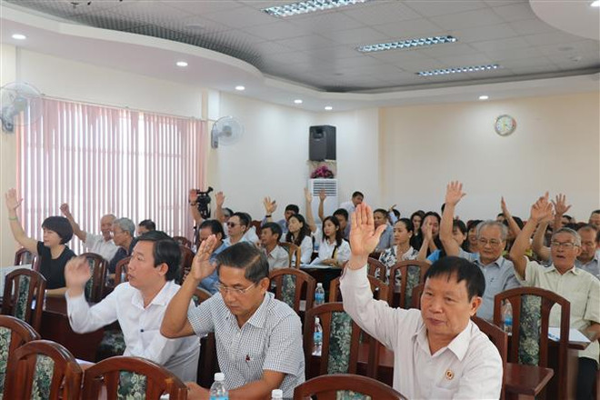 Biểu quyết danh sách người ứng cử đại biểu Hội đồng Nhân dân tỉnh Khánh Hòa nhiệm kỳ 2021-2026. (Ảnh: Tiên Minh/TTXVN) Bầu cử Quốc hội và HĐND: Mọi công dân đủ điều kiện đều có quyền ứng cử ảnh 1