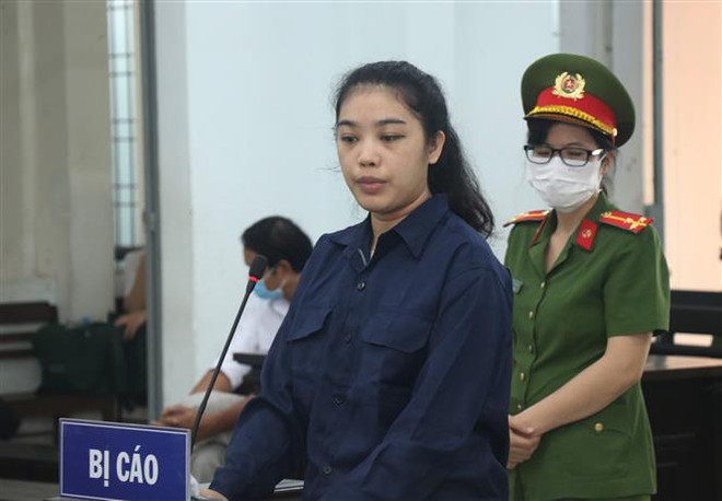 Bị cáo Ngô Thị Hà Phương tại phiên tòa. (Ảnh: Tiên Minh/TTXVN) Khánh Hòa: Phạt tù ba bị cáo có hành vi chống Nhà nước ảnh 3