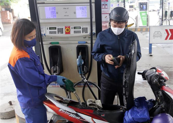 Mua bán xăng dầu tại cây xăng trên phố Lương Yên, quận Hai Bà Trưng, Hà Nội. (Ảnh: Trần Việt/TTXVN) Bộ Tài chính thông tin về tăng giá sách giáo khoa và xăng dầu ảnh 2