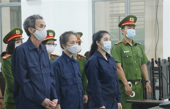 Các bị cáo nghe Hội đồng xét xử tuyên án. (Ảnh: Tiên Minh/TTXVN) Khánh Hòa: Phạt tù ba bị cáo có hành vi chống Nhà nước ảnh 1