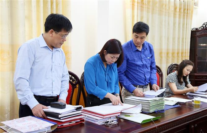 Đoàn công tác kiểm tra việc ban hành các văn bản lãnh đạo, chỉ đạo bầu cử và hồ sơ người ứng cử đại biểu HĐND các cấp tại thị xã Phú Thọ. (Ảnh: Trung Kiên/TTXVN) Bầu cử Quốc hội và HĐND: Mọi công dân đủ điều kiện đều có quyền ứng cử ảnh 2