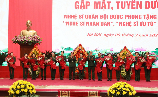 ttxvn_gap_mat_tuyen_duong_22_nghe_si_quan_doi_duoc_phong_tang_danh_hieu_“nghe_si_nhan_dan”_“nghe_si_uu_tu”_chieu_63_tai_ha_noi_quan_uy_trung_uong.jpg