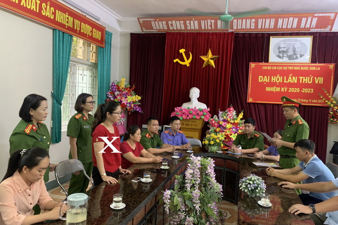 Đối tượng Trần Việt Anh, đánh dấu X, mặc áo đỏ. (Nguồn: cand.com.vn) Khởi tố và bắt giam 5 cán bộ Chi cục Dự trữ Nhà nước ở Sơn La ảnh 1