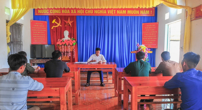 Anh Vàng Chẩn Sơn, sinh năm 1990, Bí thư Chi bộ thôn Cấu Xỉn, xã Pà Vầy Sủ, huyện Xín Mần, tỉnh Hà Giang, điều hành cuộc họp chi bộ thôn Cấu Xỉn. (Ảnh: Nam Thái/TTXVN) Những Bí thư Chi bộ 9x ở Hà Giang năng động, sáng tạo, đầy nhiệt huyết ảnh 2
