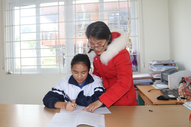 Cô giáo Nông Thị Bích Ngọc (Giáo viên môn Vật Lý) hướng dẫn ôn tập cho một học sinh có hoàn cảnh khó khăn do cô đỡ đầu. (Ảnh: Chu Hiệu/TTXVN) ttxvn_Cao Bang.jpg