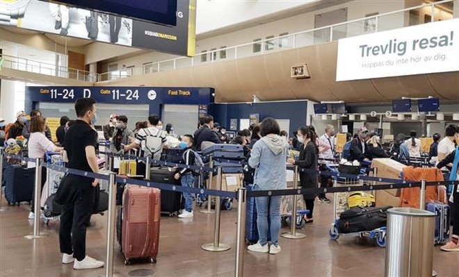 Đưa hơn 300 công dân Việt bay từ Thụy Điển và Phần Lan về nước ảnh 1