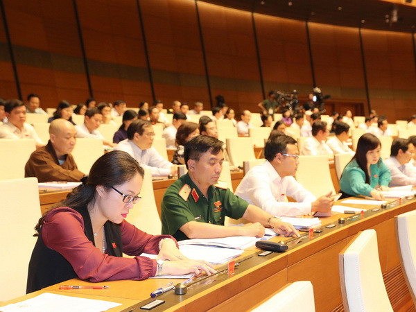 Các đại biểu Quốc hội biểu quyết thông qua Nghị quyết. (Ảnh: Trọng Đức/TTXVN) Quốc hội chính thức thông qua tách dự án Sân bay Long Thành ảnh 1