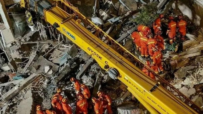 Trung Quốc: Lực lượng cứu hộ chạy đua tìm nạn nhân vụ sập nhà 6 tầng ảnh 1