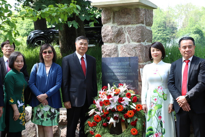 Nhân viên Đại sứ quán tại Đức thăm Khu tưởng niệm Chủ tịch Hồ Chí Minh ảnh 2