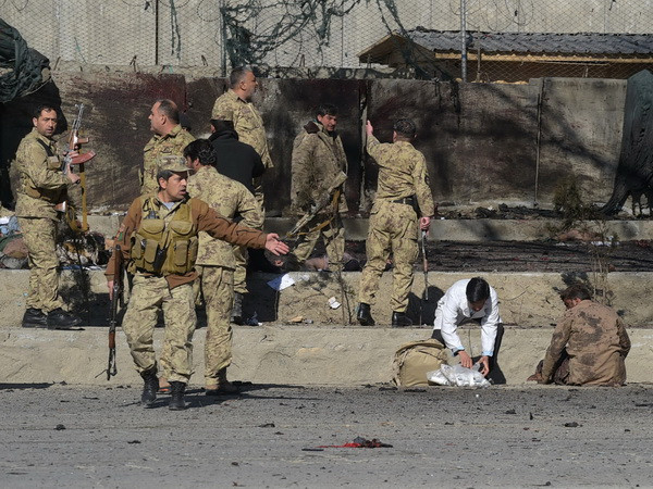 Đánh bom đoàn cảnh sát đang xếp hàng ở Afghanistan, 20 người chết ảnh 1