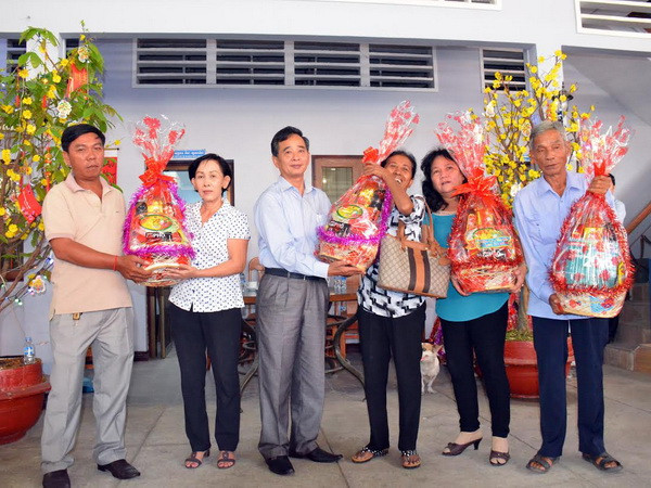 Chúc Tết và tặng quà cho bà con Việt kiều tại Campuchia ảnh 2