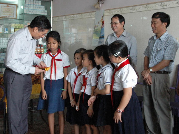 Chúc Tết và tặng quà cho bà con Việt kiều tại Campuchia ảnh 1