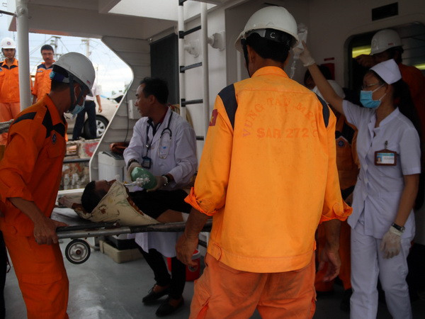 Bà Rịa-Vũng Tàu: Đưa ngư dân nguy kịch trên biển về bờ cấp cứu ảnh 1