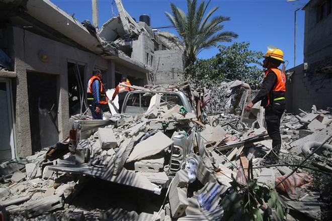 Cảnh đổ nát sau cuộc không kích của Israel xuống thành phố Rafah, Dải Gaza. (Ảnh: THX/TTXVN) Xung đột Israel-Palestine: Israel chưa đặt ra thời hạn ngừng bắn ảnh 1