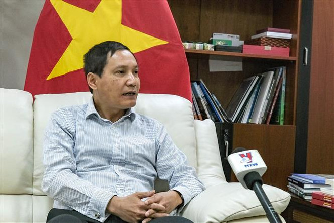 Đại sứ Việt Nam tại Israel Đỗ Minh Hùng trả lời phỏng vấn của TTXVN. (Ảnh: Quang Minh/TTXVN) Đại sứ quán Việt Nam tại Israel ưu tiên số 1 cho bảo hộ công dân ảnh 1